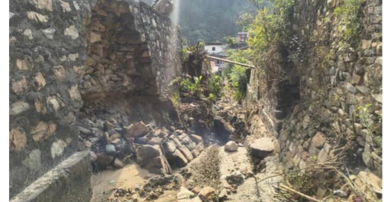 क्षतिग्रस्त दीवार गिरने से सरकारी अस्पताल के चिकित्सा प्रभारी की दर्दनाक मौत