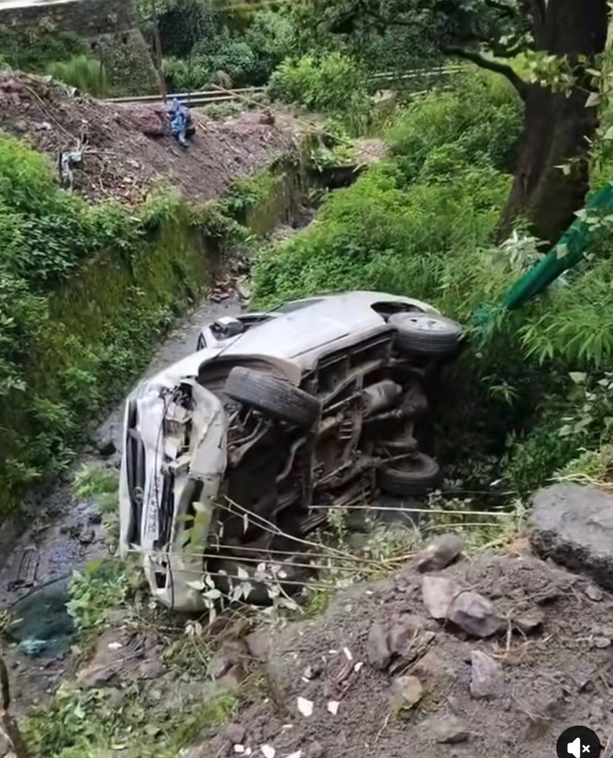 मेट्रोपोल में टला बड़ा हादसा: पैराफिट तोड़ 20 फीट गहरी खाई में गिरी टाटा सफारी, चालक घायल, पालतू कुत्ता सुरक्षित