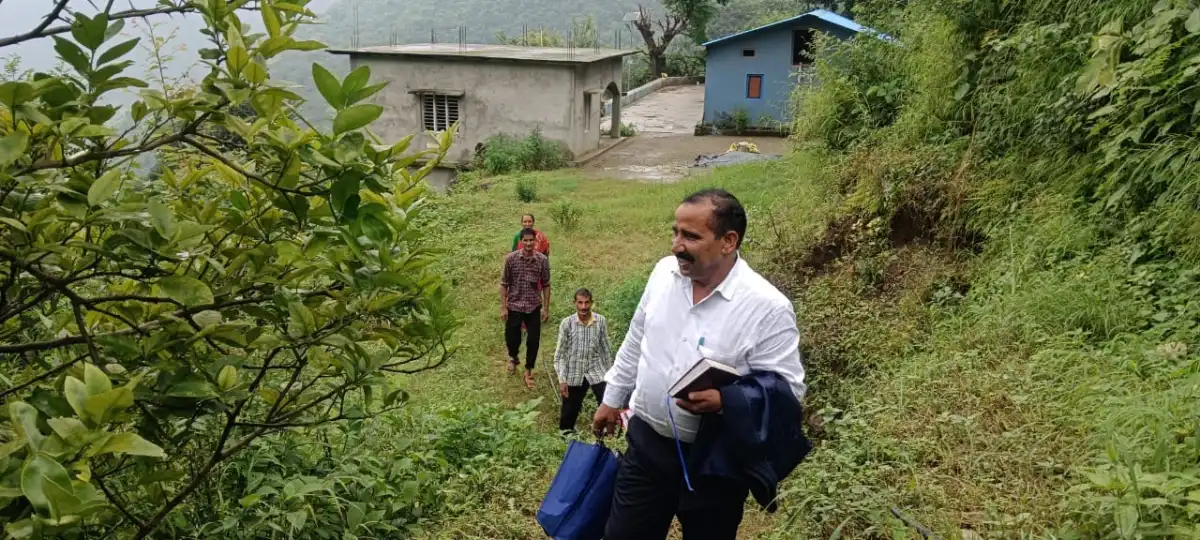 तलिया में सड़क समस्या उठी तो डॉ. भुवन आर्य ने दिया समाधान का भरोसा, पाण्डेगांव में घर-घर पहुंचकर बताईं सरकारी योजनाएं