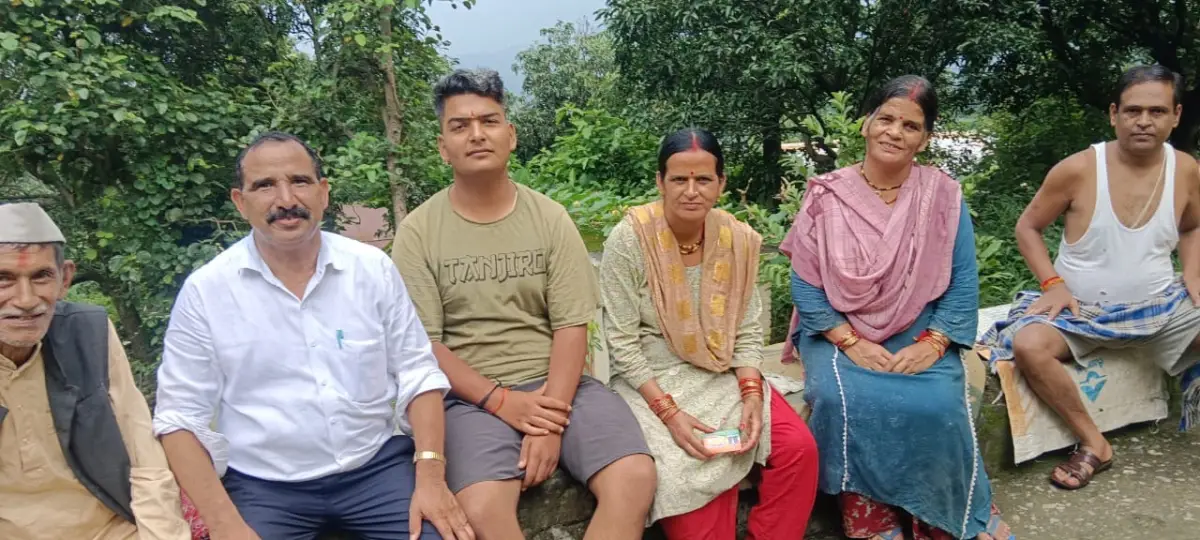 तलिया में सड़क समस्या उठी तो डॉ. भुवन आर्य ने दिया समाधान का भरोसा, पाण्डेगांव में घर-घर पहुंचकर बताईं सरकारी योजनाएं