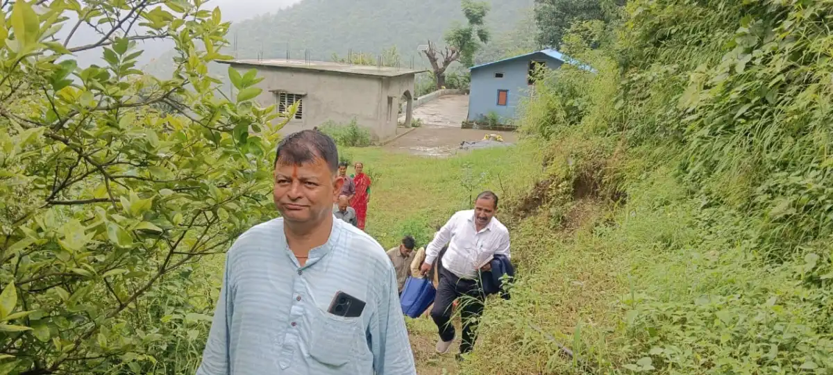 तलिया में सड़क समस्या उठी तो डॉ. भुवन आर्य ने दिया समाधान का भरोसा, पाण्डेगांव में घर-घर पहुंचकर बताईं सरकारी योजनाएं