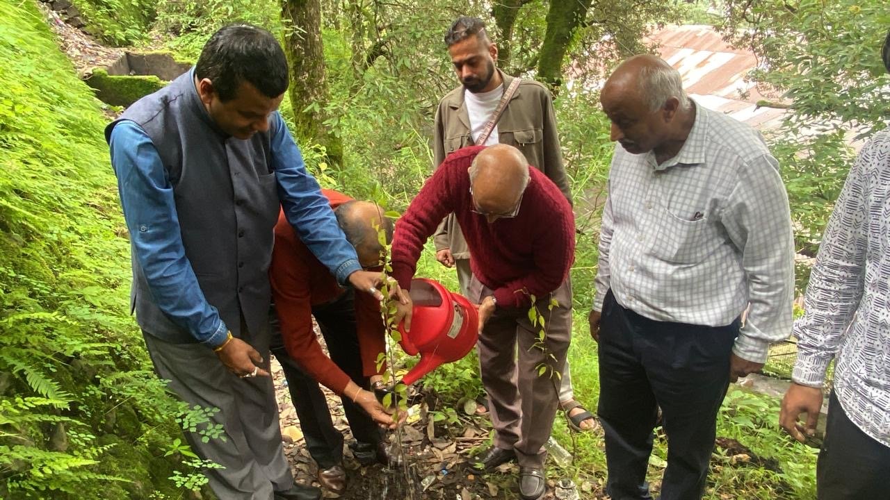 नव नियुक्त कुलसचिव प्रो. रजनीश पांडे का डीएसबी परिसर में सम्मान, पौधरोपण कर दिया पर्यावरण संरक्षण का संदेश