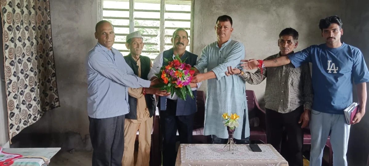 तलिया में सड़क समस्या उठी तो डॉ. भुवन आर्य ने दिया समाधान का भरोसा, पाण्डेगांव में घर-घर पहुंचकर बताईं सरकारी योजनाएं