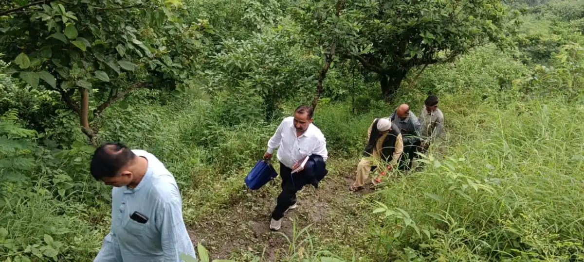 तलिया में सड़क समस्या उठी तो डॉ. भुवन आर्य ने दिया समाधान का भरोसा, पाण्डेगांव में घर-घर पहुंचकर बताईं सरकारी योजनाएं