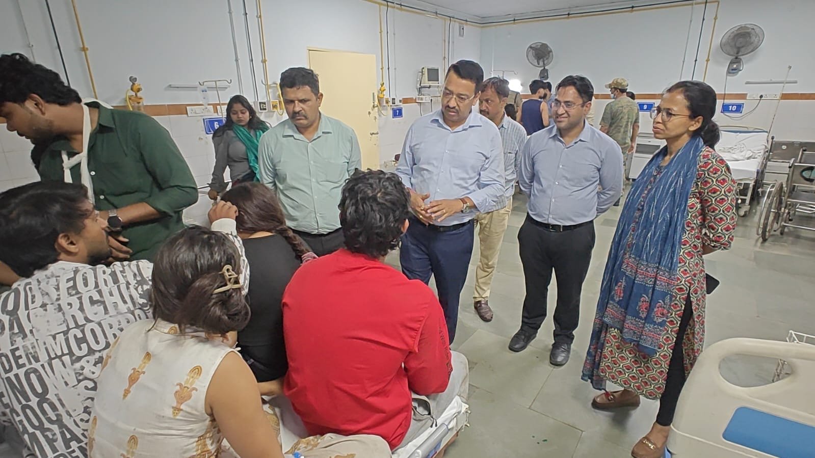 मुक्तेश्वर में दर्दनाक हादसा: पर्यटकों से भरा टैंपो ट्रैवलर खाई में गिरा, दो की मौत