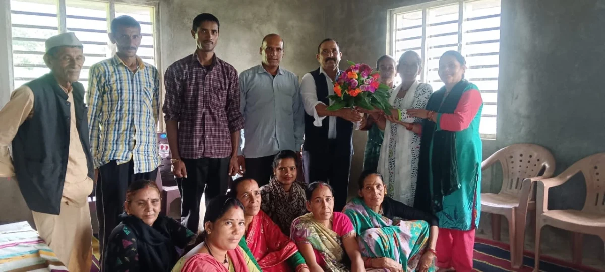 तलिया में सड़क समस्या उठी तो डॉ. भुवन आर्य ने दिया समाधान का भरोसा, पाण्डेगांव में घर-घर पहुंचकर बताईं सरकारी योजनाएं