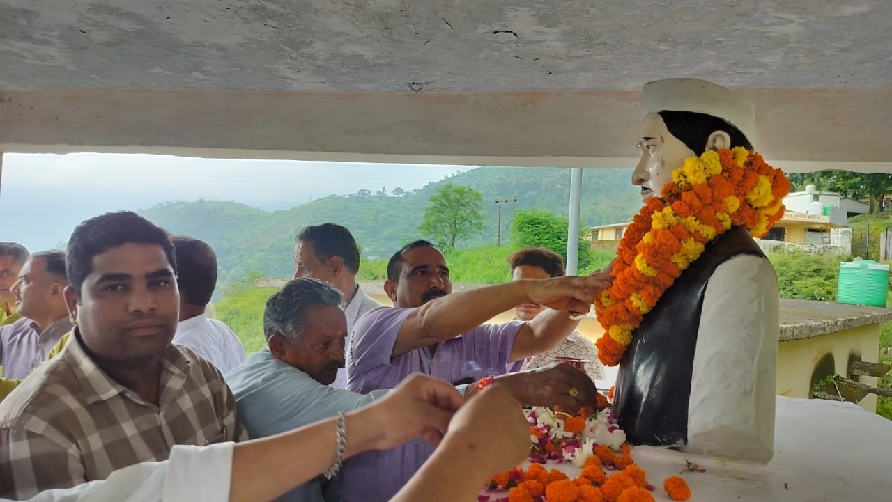 कोटाबाग में डॉ. भुवन आर्य का जनसंपर्क अभियान, विकास योजनाओं और महिला सशक्तिकरण पर दिया जोर