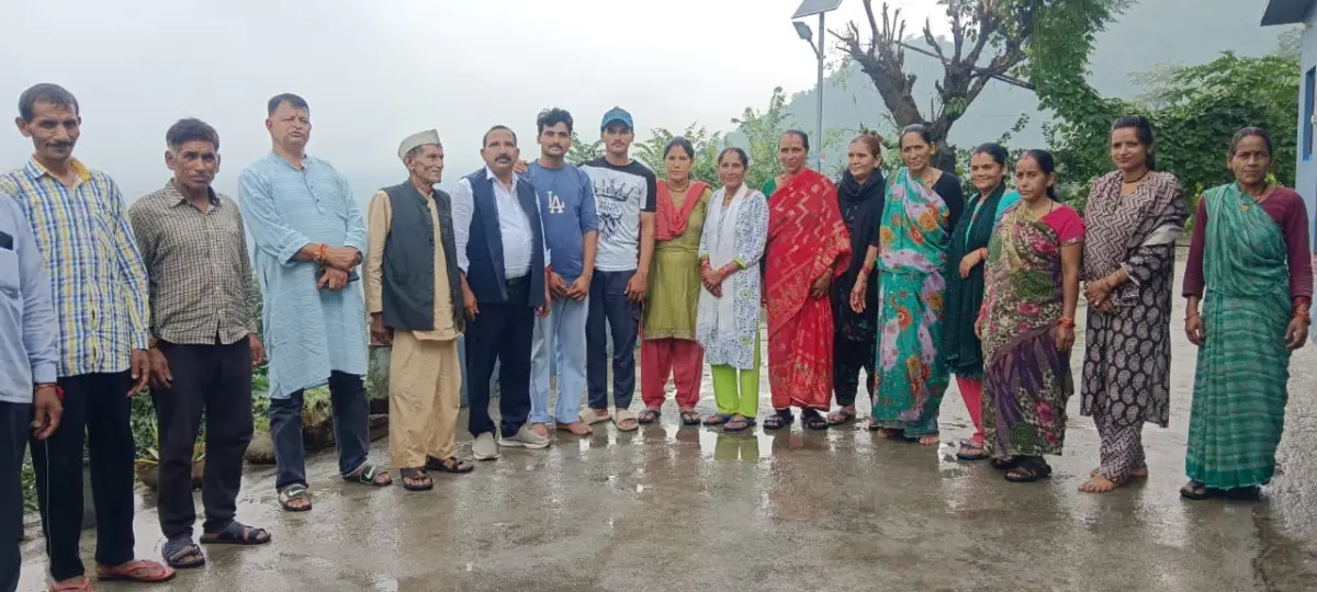 तलिया में सड़क समस्या उठी तो डॉ. भुवन आर्य ने दिया समाधान का भरोसा, पाण्डेगांव में घर-घर पहुंचकर बताईं सरकारी योजनाएं