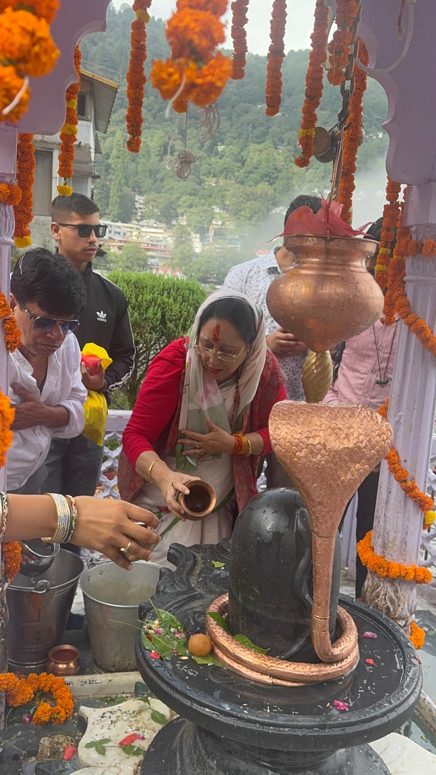 सावन के तीसरे सोमवार पर नयना देवी मंदिर के शिवालय में विधायक सरिता आर्या ने किया जलाभिषेक