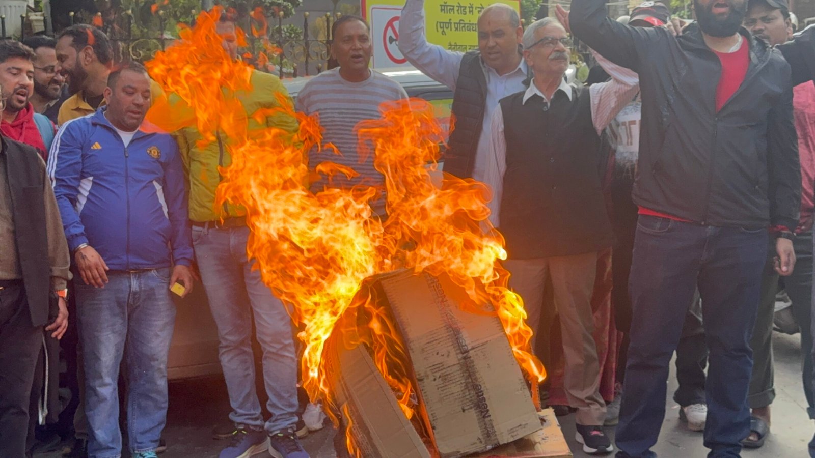 भाजपा सरकार के खिलाफ कांग्रेस का हल्लाबोल, पंत पार्क में फूंका सरकार का पुतला
