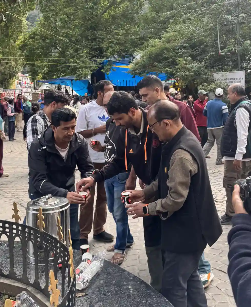 ### **चीनी की बढ़ती कीमतों पर कांग्रेस का अनोखा विरोध, पंत पार्क में पिलाई फीकी चाय:: देखें वीडियो