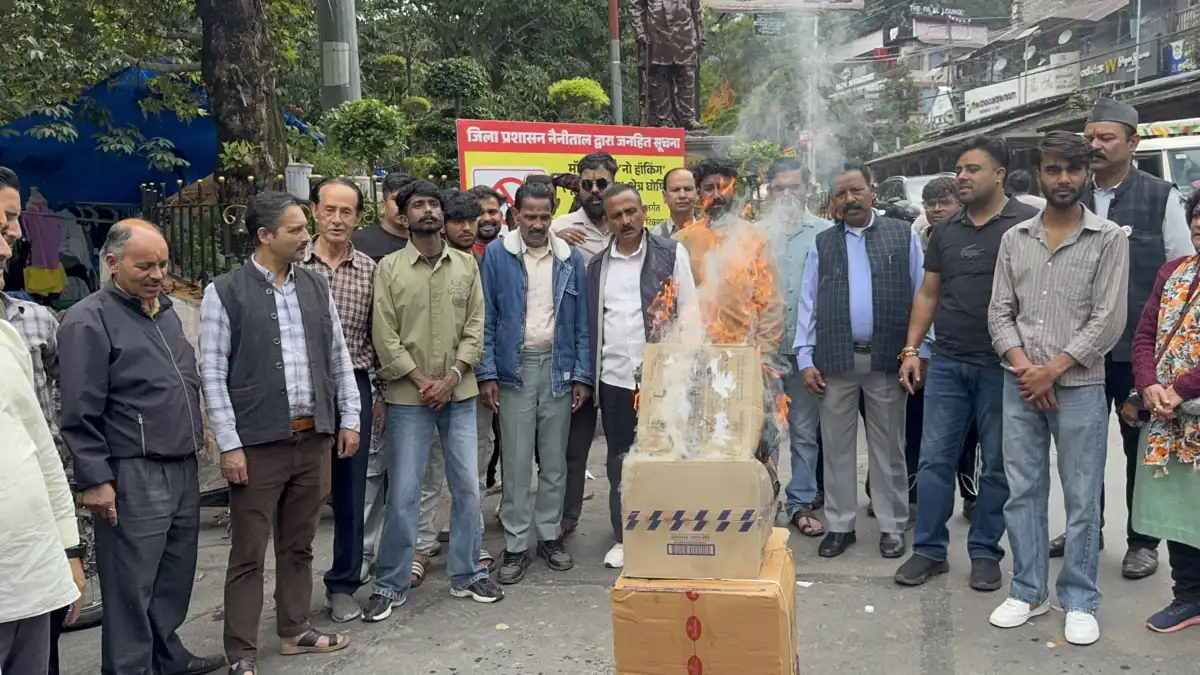 राहुल गांधी के कथित बयान पर भाजपा का हल्लाबोल, पंत पार्क में फूंका कांग्रेस का पुतला