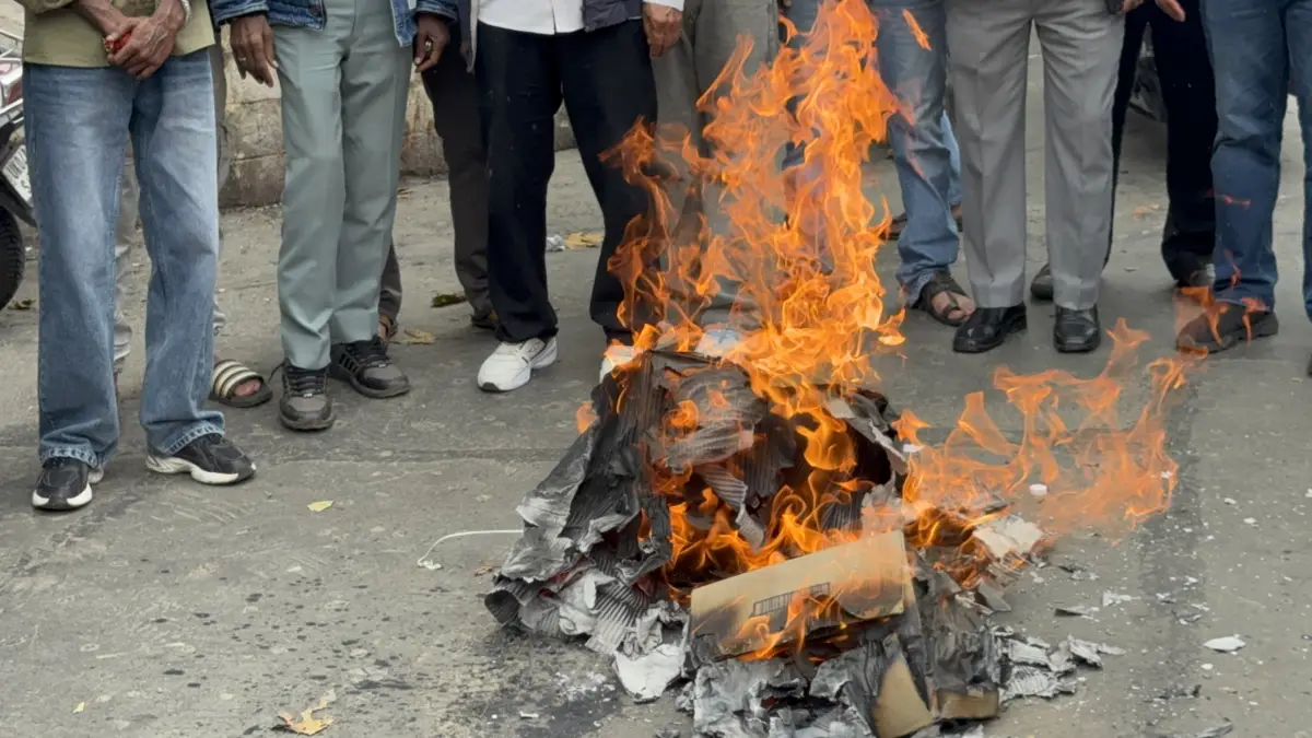 राहुल गांधी के कथित बयान पर भाजपा का हल्लाबोल, पंत पार्क में फूंका कांग्रेस का पुतला