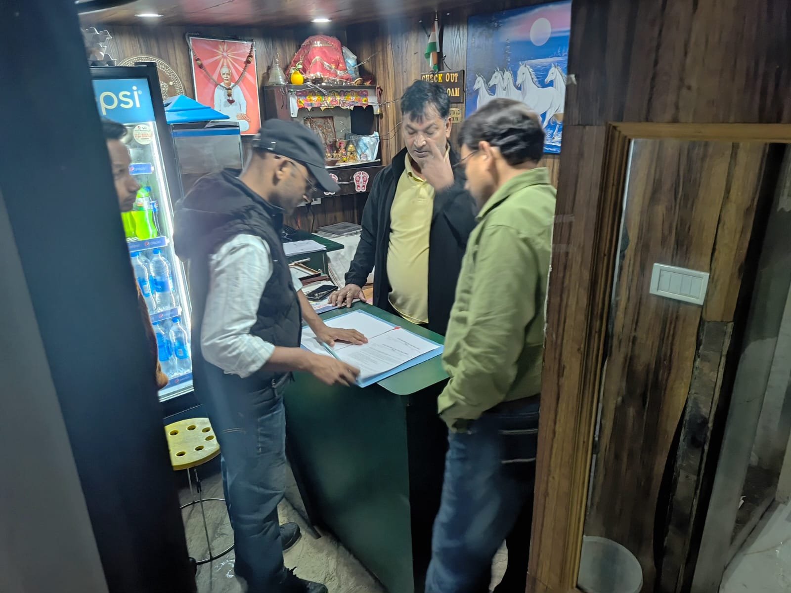 नैनीताल में नियम तोड़ने वाले होम स्टे और गेस्ट हाउसों पर प्रशासन का शिकंजा, तीन इकाइयों पर ₹10-10 हजार का जुर्माना