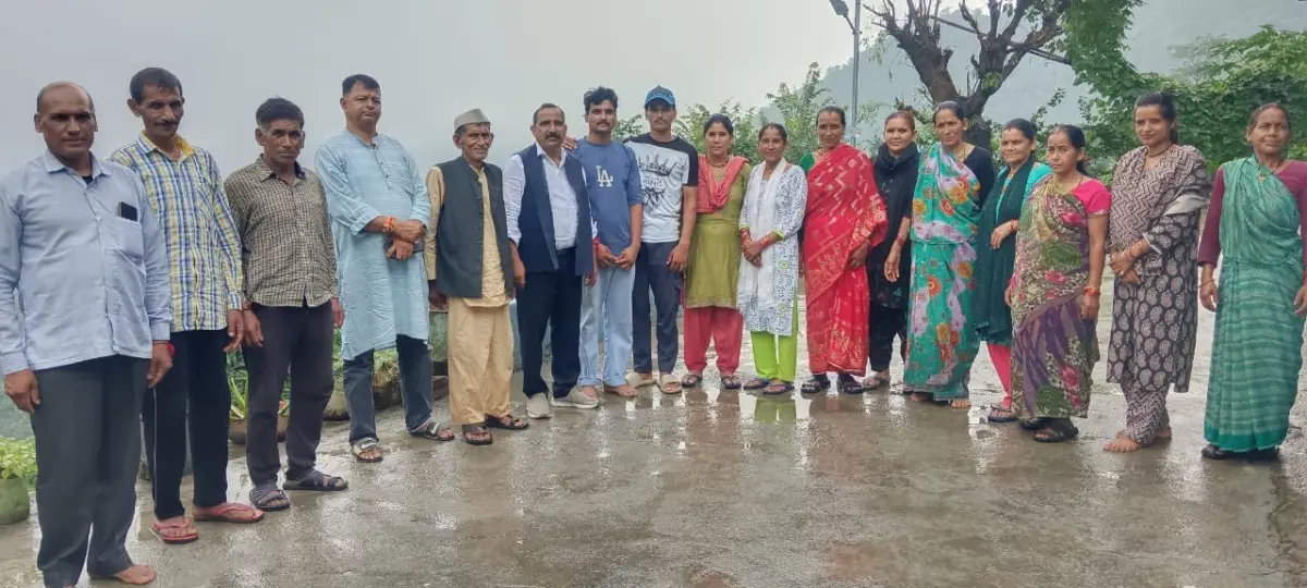 तलिया में सड़क समस्या उठी तो डॉ. भुवन आर्य ने दिया समाधान का भरोसा, पाण्डेगांव में घर-घर पहुंचकर बताईं सरकारी योजनाएं