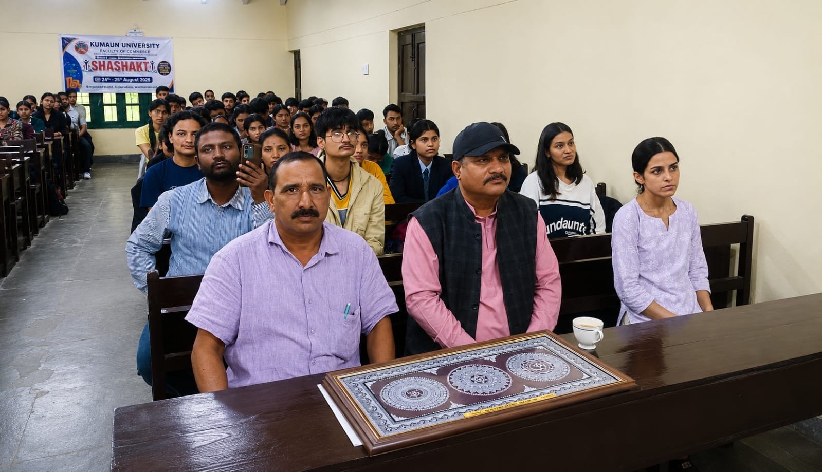 डॉ. भुवन चंद्र आर्य का व्यापक जनसंपर्क अभियान, D.S.B. कैंपस से न्यायालय और ग्रामीण क्षेत्रों तक पहुंचाया सरकार का संदेश