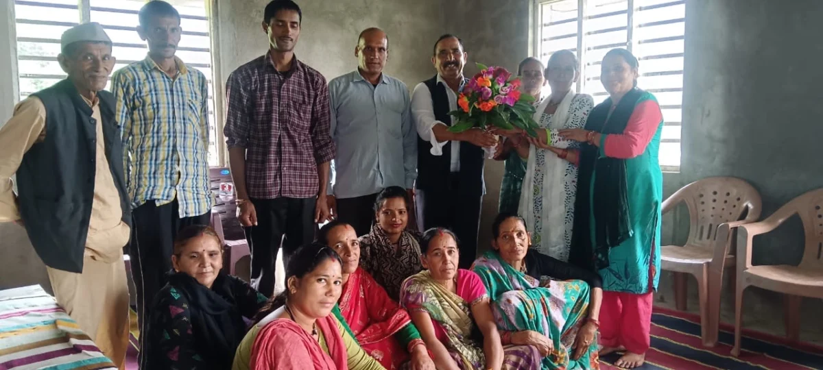 तलिया में सड़क समस्या उठी तो डॉ. भुवन आर्य ने दिया समाधान का भरोसा, पाण्डेगांव में घर-घर पहुंचकर बताईं सरकारी योजनाएं