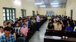 डॉ. भुवन चंद्र आर्य का व्यापक जनसंपर्क अभियान, D.S.B. कैंपस से न्यायालय और ग्रामीण क्षेत्रों तक पहुंचाया सरकार का संदेश