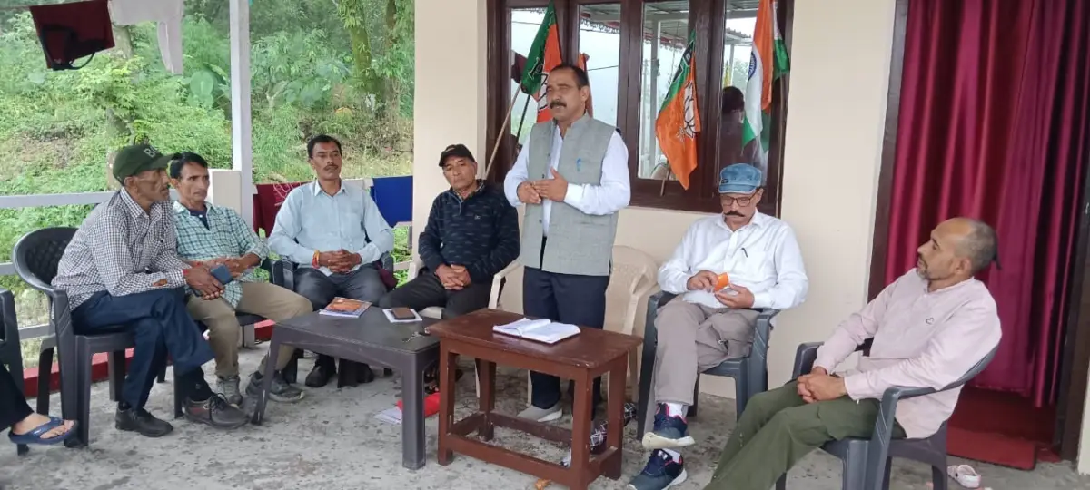 जनता के बीच पहुंचे डॉ. भुवन आर्य, नैनीताल विधानसभा में जनसंपर्क से संगठन तक दिखाया दम