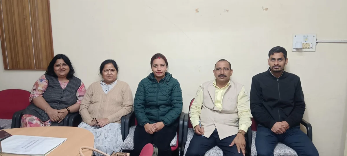 भारी बारिश में भी नहीं रुके डॉ. भुवन चंद्र आर्य, डीएसबी से बजून तक किया जनसंपर्क
