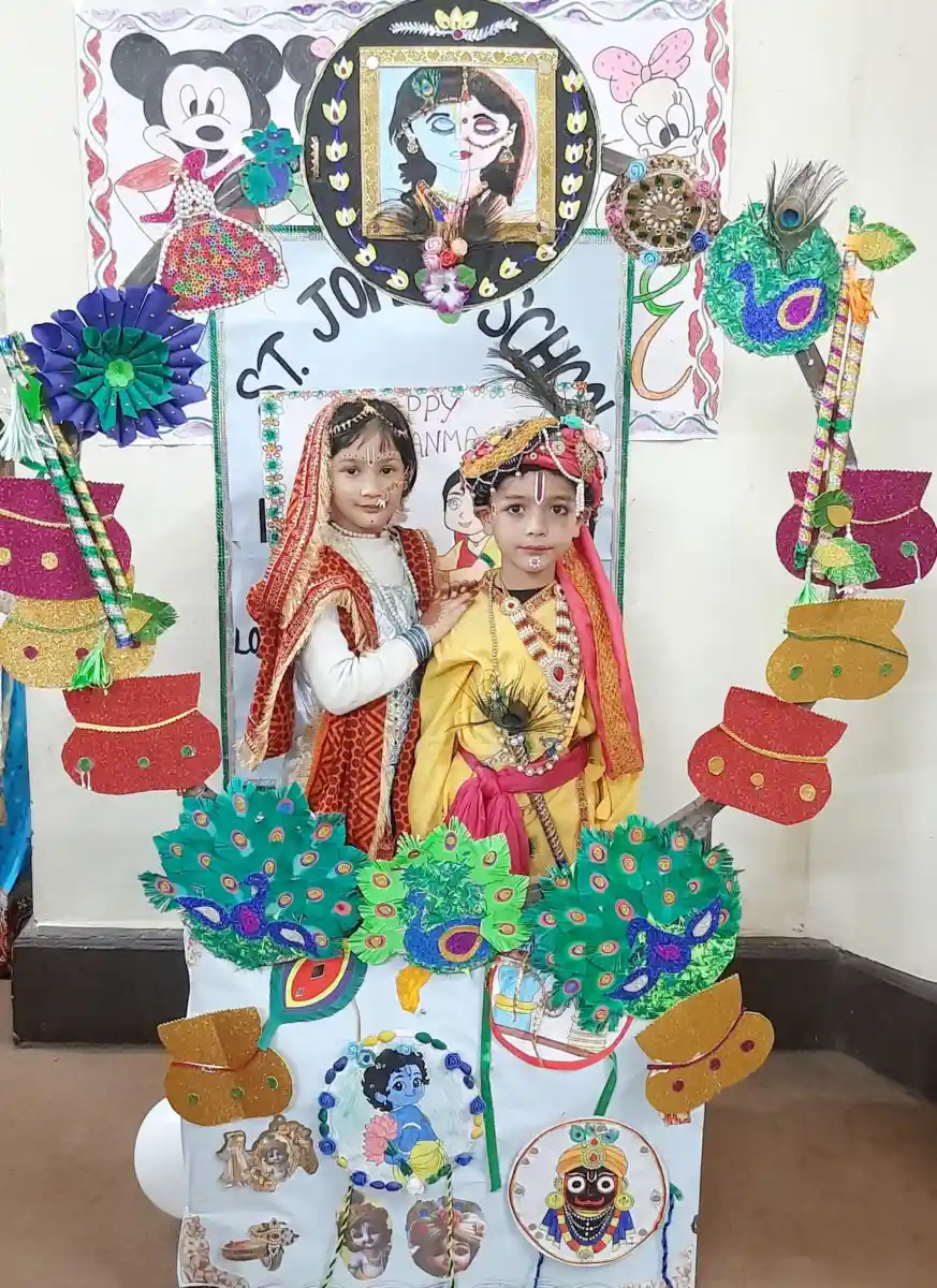 सेंट जॉन्स स्कूल में धूमधाम से मनाई गई श्रीकृष्ण जन्माष्टमी, राधा-कृष्ण के रूप में सजे नन्हे बच्चों ने मोहा मन
