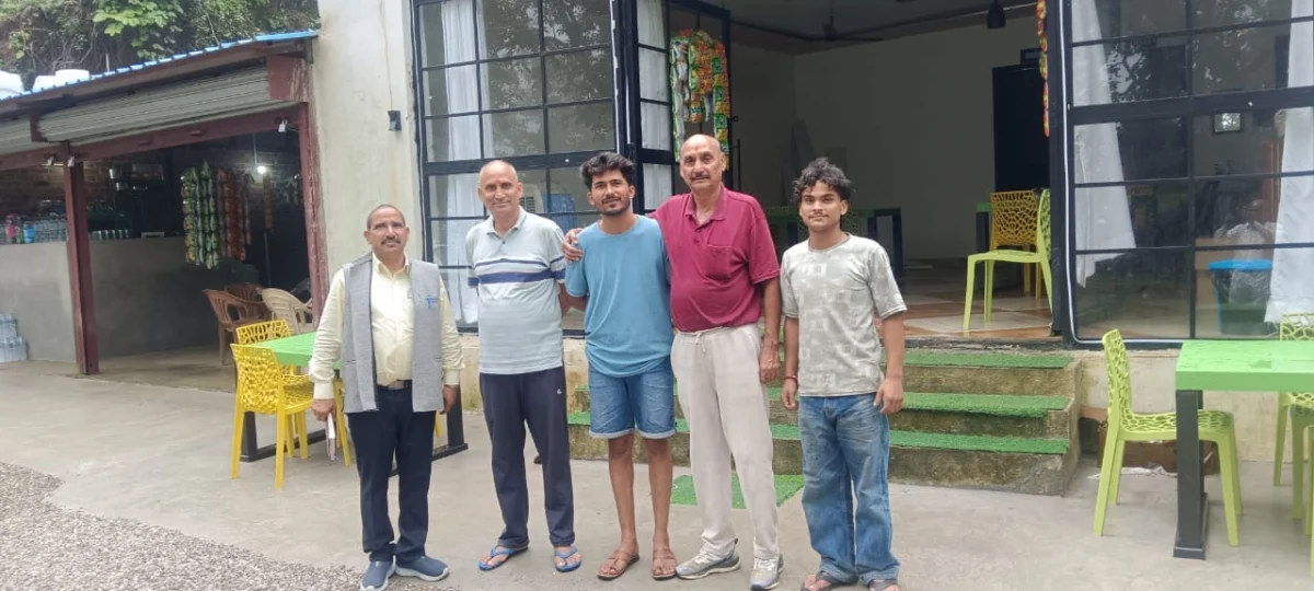 कुमाऊं विश्वविद्यालय के नवनियुक्त कुलपति सतपाल सिंह बिष्ट से मिले डॉ. भुवन चंद्र आर्य, पुष्पगुच्छ भेंट कर दी बधाई