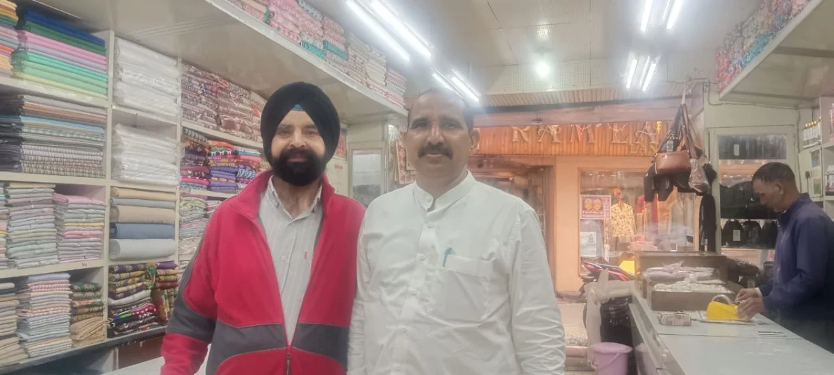 चुनावी तेवर के साथ कुछ दमदार विकल्प:  1. डीएसबी परिसर से नैनीताल बाजार तक डॉ. भुवन आर्य की सक्रियता, कर्मचारियों से संवाद और जनसंपर्क से साधा संपर्क 2. कर्मचारियों से संवाद, बाजार में जनसंपर्क—नैनीताल में डॉ. भुवन आर्य की बढ़ी सक्रियता 3. डीएसबी परिसर में सम्मान, बाजार में जनसंपर्क; डॉ. भुवन आर्य ने साधा संवाद 4. डीएसबी परिसर से बाजार तक डॉ. भुवन आर्य का जनसंपर्क अभियान, विकास योजनाओं पर किया संवाद  मेरी पसंद:  कर्मचारियों से संवाद, बाजार में जनसंपर्क—नैनीताल में डॉ. भुवन आर्य की बढ़ी सक्रियता
