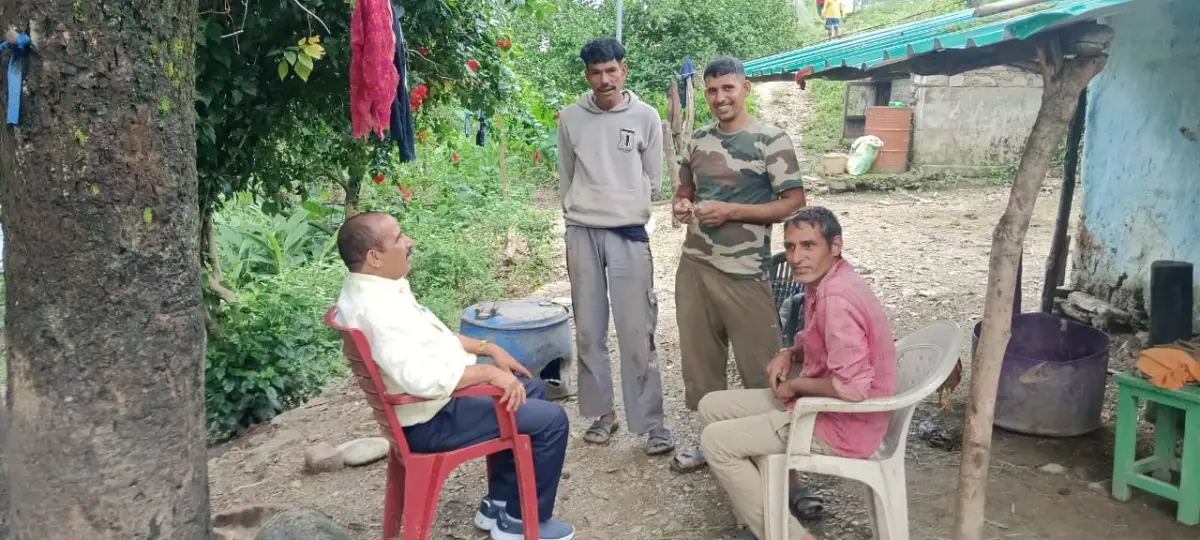 कोटाबाग में गांव-गांव पहुंचे डॉ. भुवन आर्य, किसानों से संवाद कर विकास योजनाओं की दी जानकारी