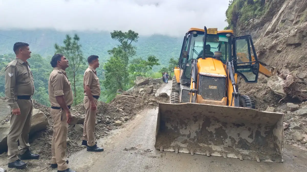 मलबे ने रोका नैनीताल-ज्योलीकोट हाईवे, पुलिस की तत्परता से मिनटों में खुला रास्ता