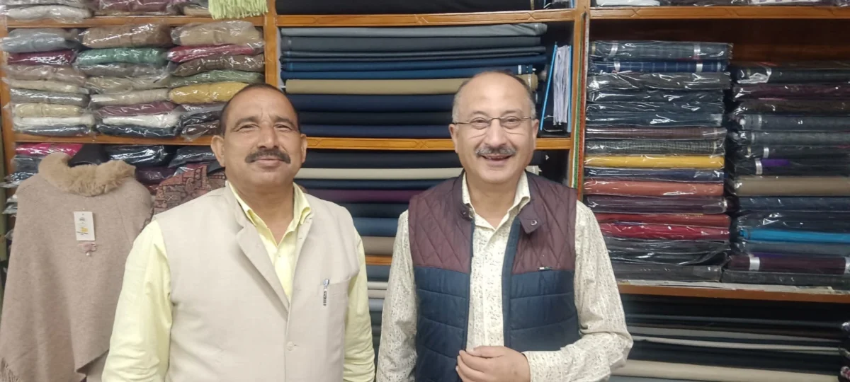 भारी बारिश में भी नहीं रुके डॉ. भुवन चंद्र आर्य, डीएसबी से बजून तक किया जनसंपर्क