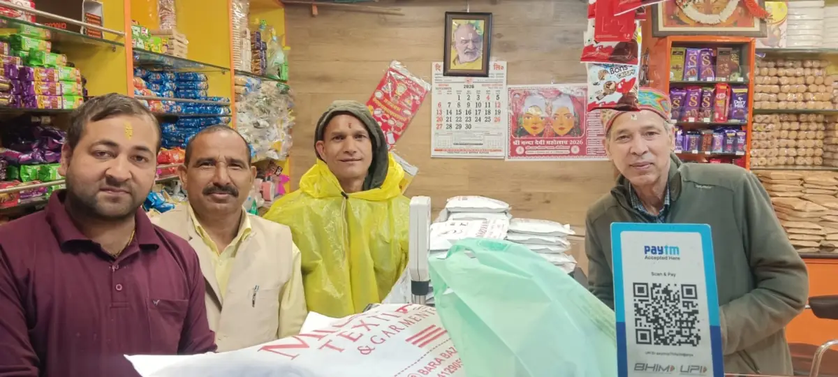 भारी बारिश में भी नहीं रुके डॉ. भुवन चंद्र आर्य, डीएसबी से बजून तक किया जनसंपर्क