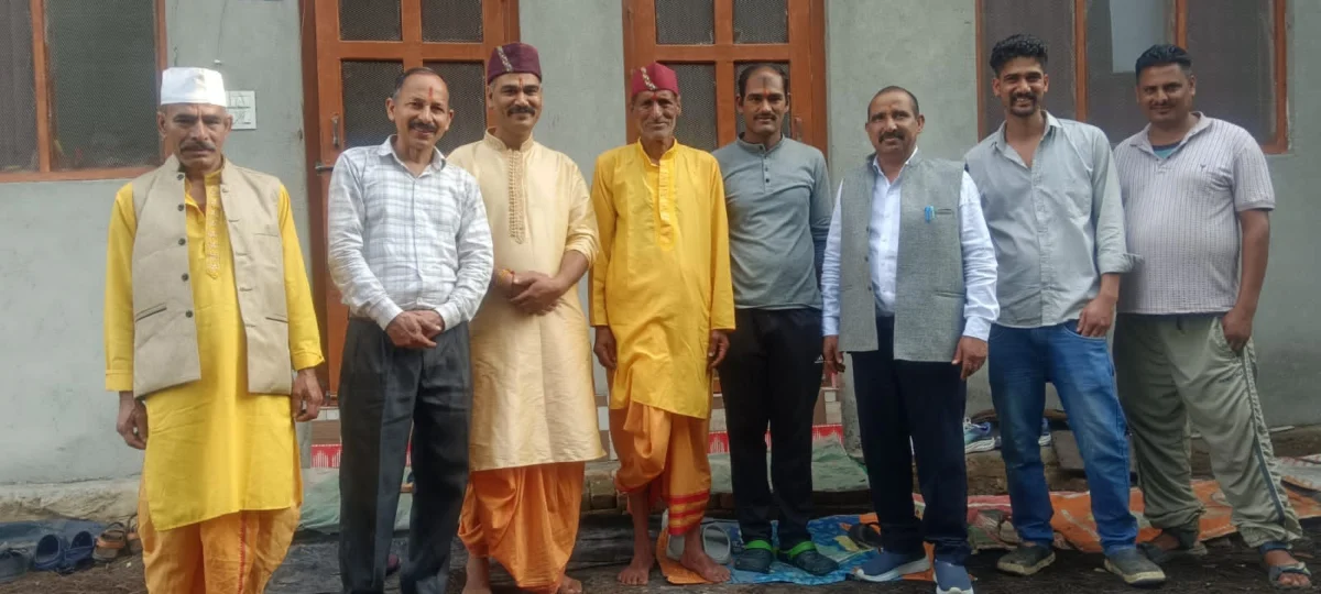 कदली वृक्ष पूजा में शामिल हुए डॉ. भुवन आर्य, मंगोली, नैनीताल से गरमपानी तक जनसंपर्क कर लोगों से किया संवाद