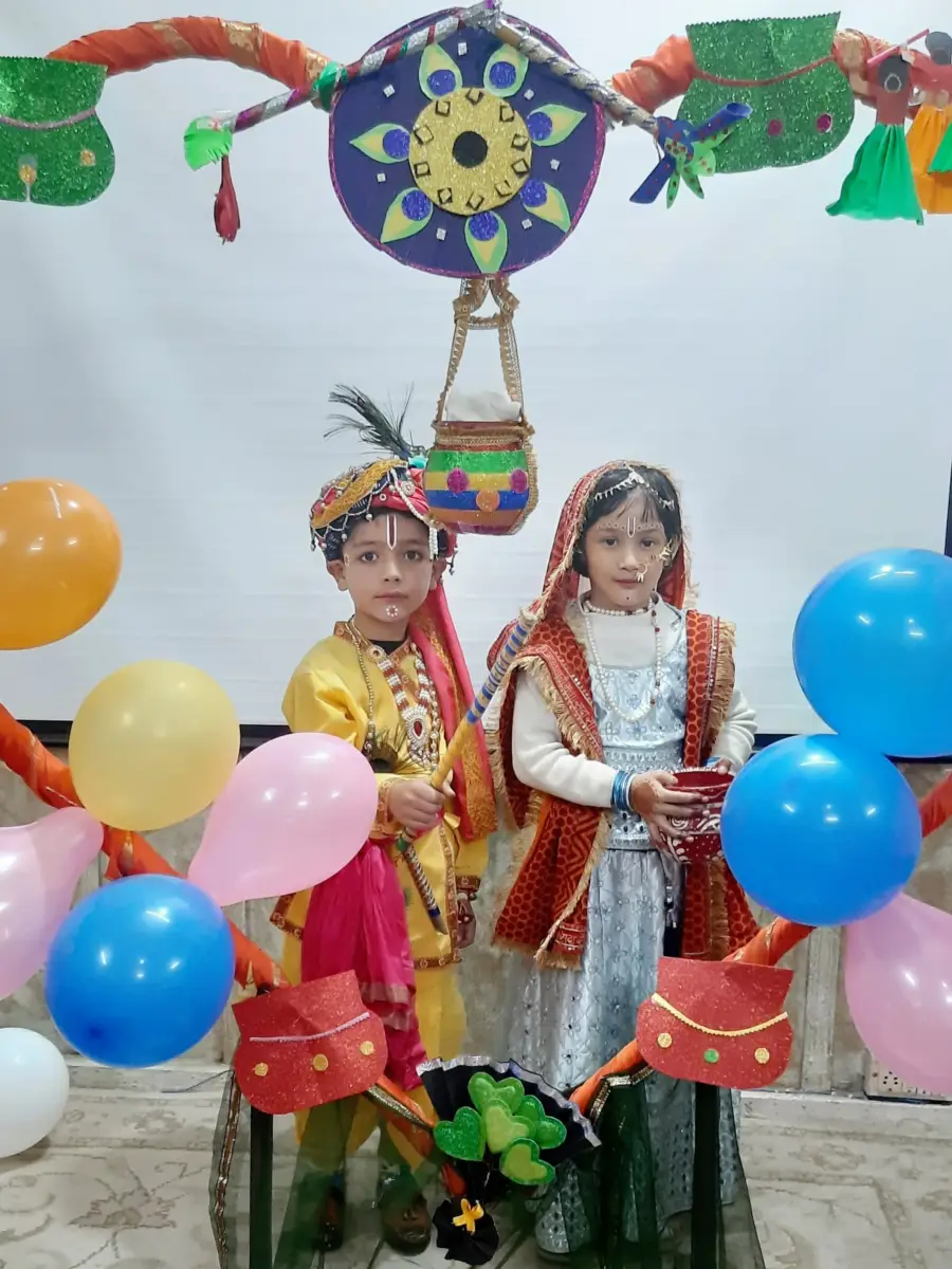 सेंट जॉन्स स्कूल में धूमधाम से मनाई गई श्रीकृष्ण जन्माष्टमी, राधा-कृष्ण के रूप में सजे नन्हे बच्चों ने मोहा मन