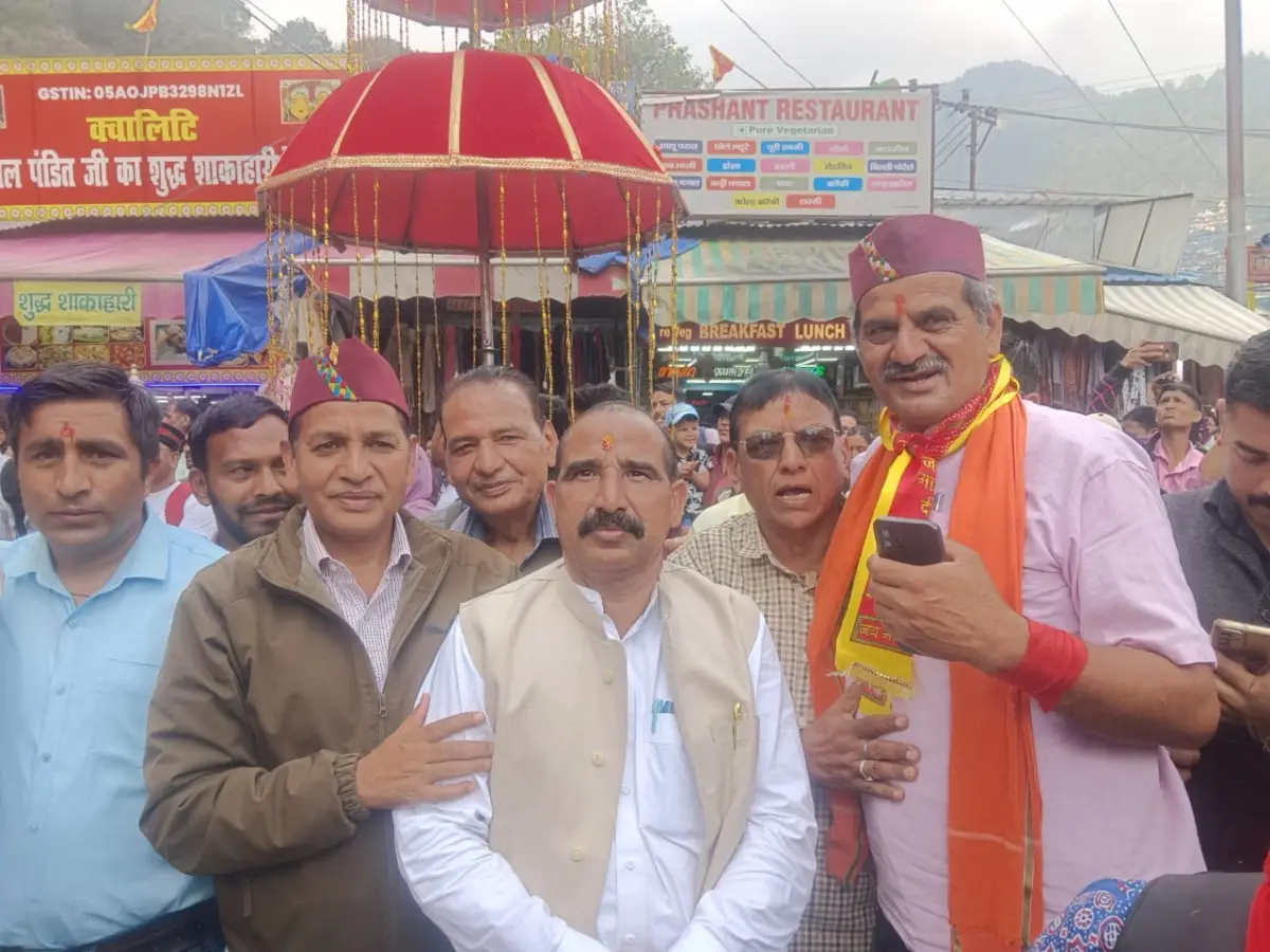 मां नयना देवी के दरबार में पहुंचे डॉ. भुवन आर्य, माँ के डोले में हुए शामिल