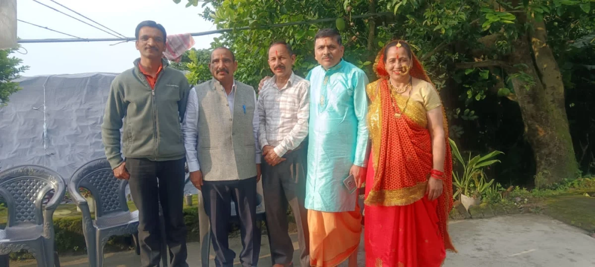 कदली वृक्ष पूजा में शामिल हुए डॉ. भुवन आर्य, मंगोली, नैनीताल से गरमपानी तक जनसंपर्क कर लोगों से किया संवाद
