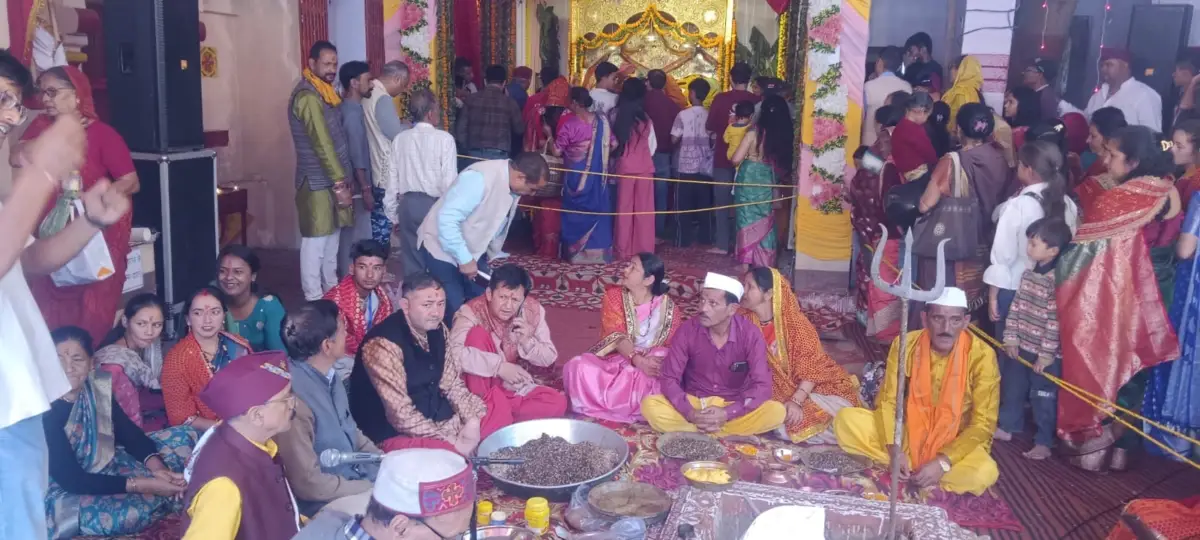 भवाली के नैना देवी मंदिर में पूजा-अर्चना के बाद भुवन आर्य का जनसंपर्क, बजून से नैनीताल तक लोगों से संवाद