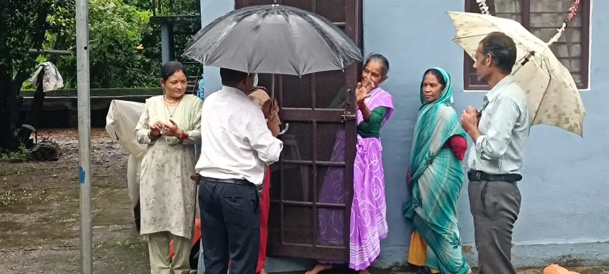 बारिश भी नहीं रोक पाई जनसंपर्क की रफ्तार, स्यात में डॉ. भुवन चंद्र आर्य ने ग्रामीणों से किया संवाद
