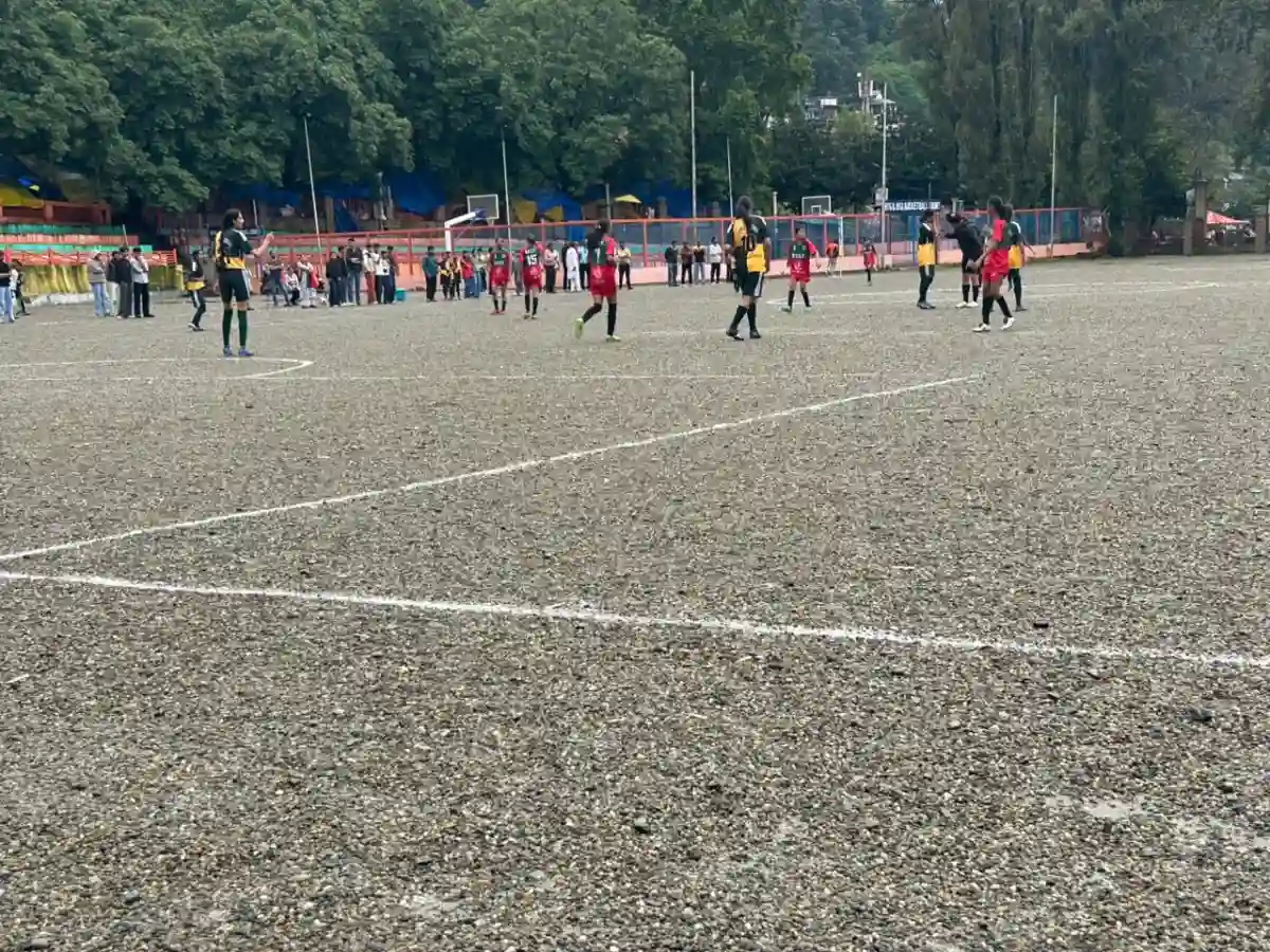 नैनीताल में बेटियों का फुटबॉल जलवा, 9-ए-साइड प्रतियोगिता में दिखा शानदार खेल