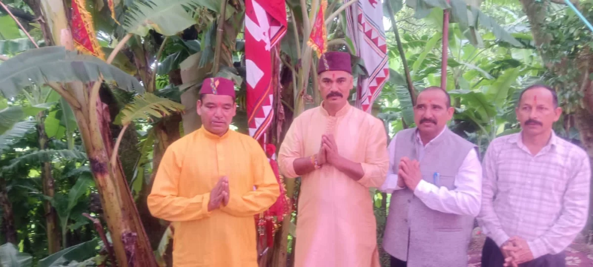कदली वृक्ष पूजा में शामिल हुए डॉ. भुवन आर्य, मंगोली, नैनीताल से गरमपानी तक जनसंपर्क कर लोगों से किया संवाद