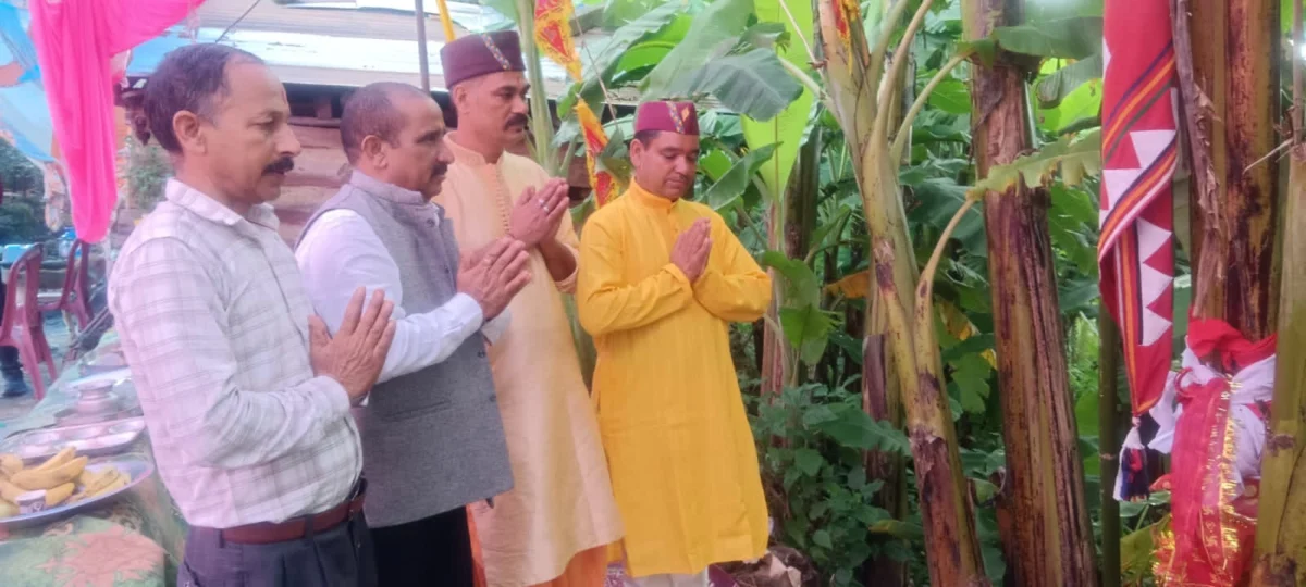 कदली वृक्ष पूजा में शामिल हुए डॉ. भुवन आर्य, मंगोली, नैनीताल से गरमपानी तक जनसंपर्क कर लोगों से किया संवाद