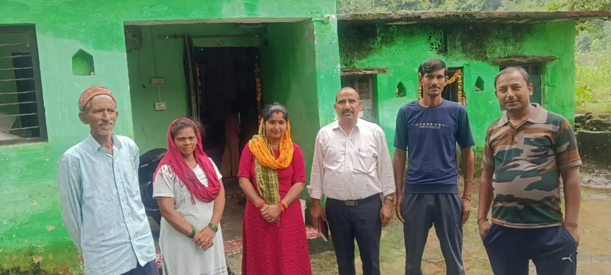 बारिश भी नहीं रोक पाई जनसंपर्क की रफ्तार, स्यात में डॉ. भुवन चंद्र आर्य ने ग्रामीणों से किया संवाद