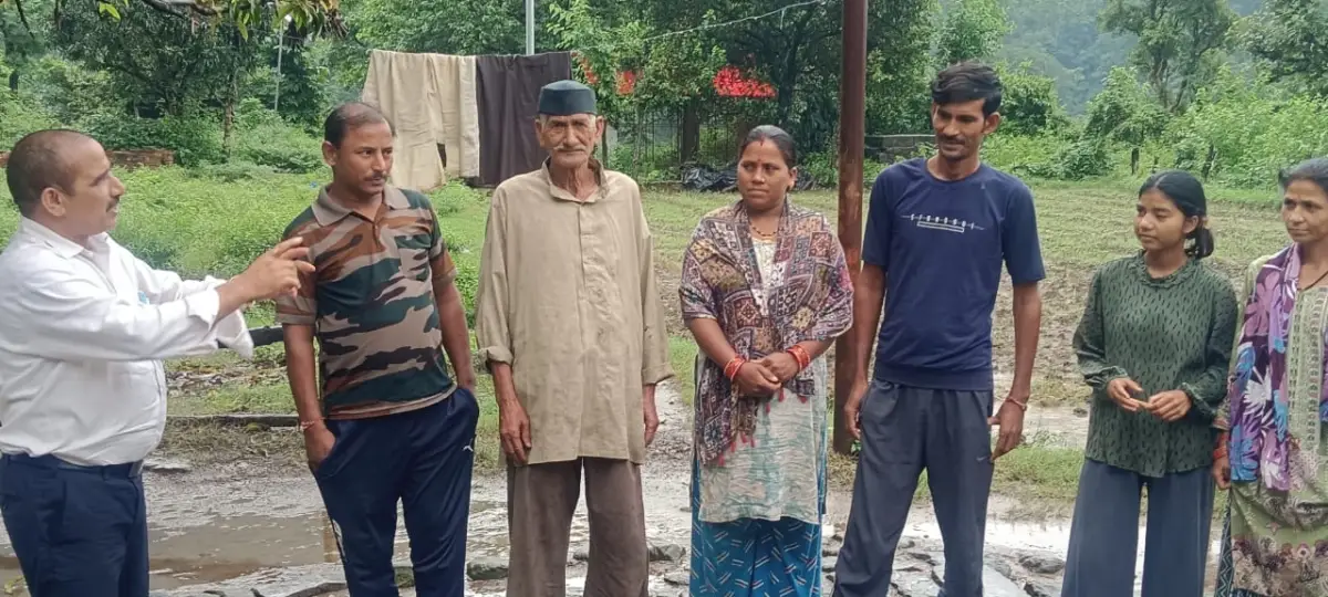 बारिश भी नहीं रोक पाई जनसंपर्क की रफ्तार, स्यात में डॉ. भुवन चंद्र आर्य ने ग्रामीणों से किया संवाद