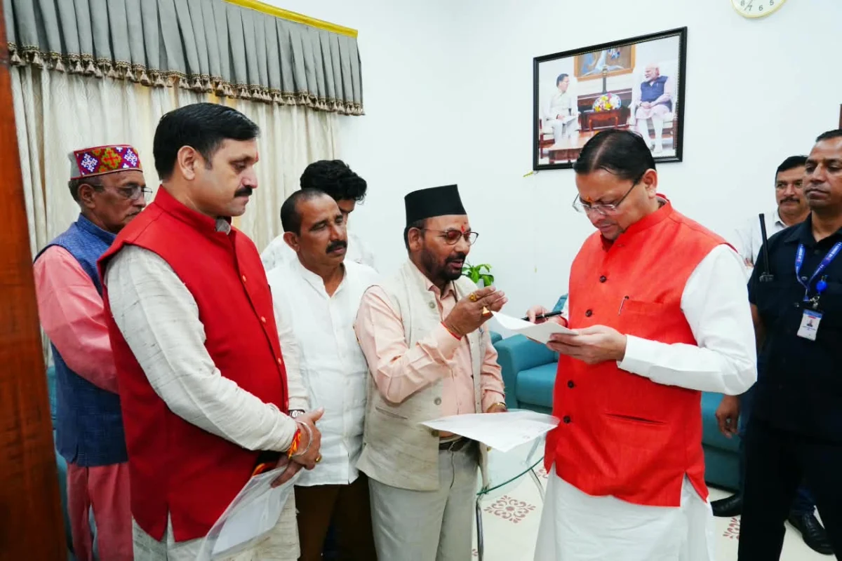 मुख्यमंत्री धामी से मिले डॉ. भुवन आर्य, विधायक भूपाल राम टम्टा व भाजपा कार्यकर्ता, पुस्तक भेंट कर की मुलाकात