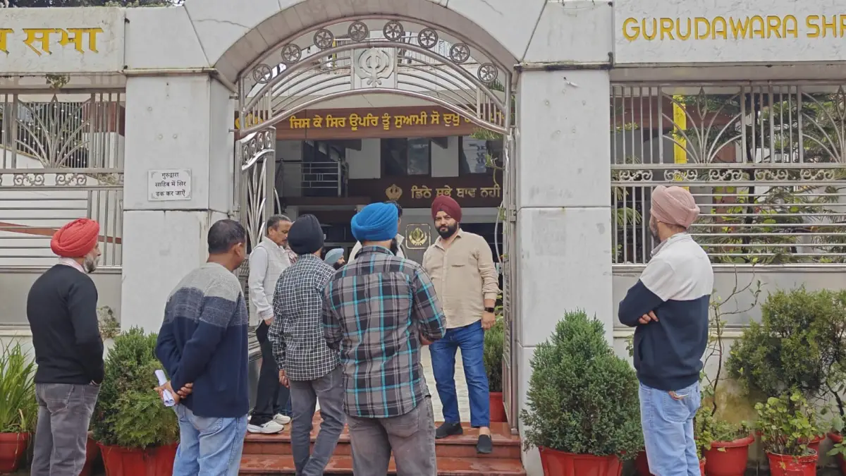 इमरजेंसी गेट को लेकर गुरुद्वारा सभा और गोवर्धन हॉल समिति आमने-सामने, मौके पर गरमाया माहौल”