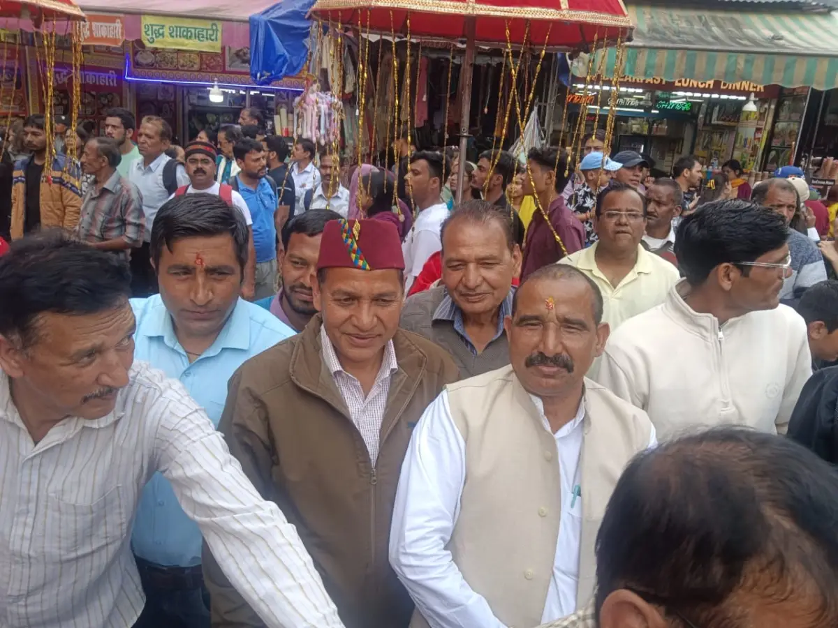 मां नयना देवी के दरबार में पहुंचे डॉ. भुवन आर्य, माँ के डोले में हुए शामिल