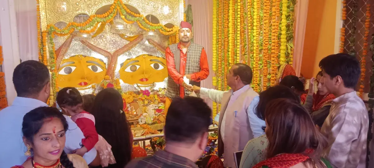 भवाली के नैना देवी मंदिर में पूजा-अर्चना के बाद भुवन आर्य का जनसंपर्क, बजून से नैनीताल तक लोगों से संवाद