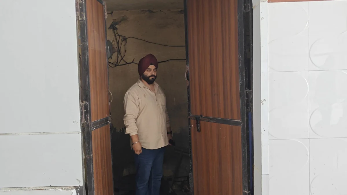 इमरजेंसी गेट को लेकर गुरुद्वारा सभा और गोवर्धन हॉल समिति आमने-सामने, मौके पर गरमाया माहौल”