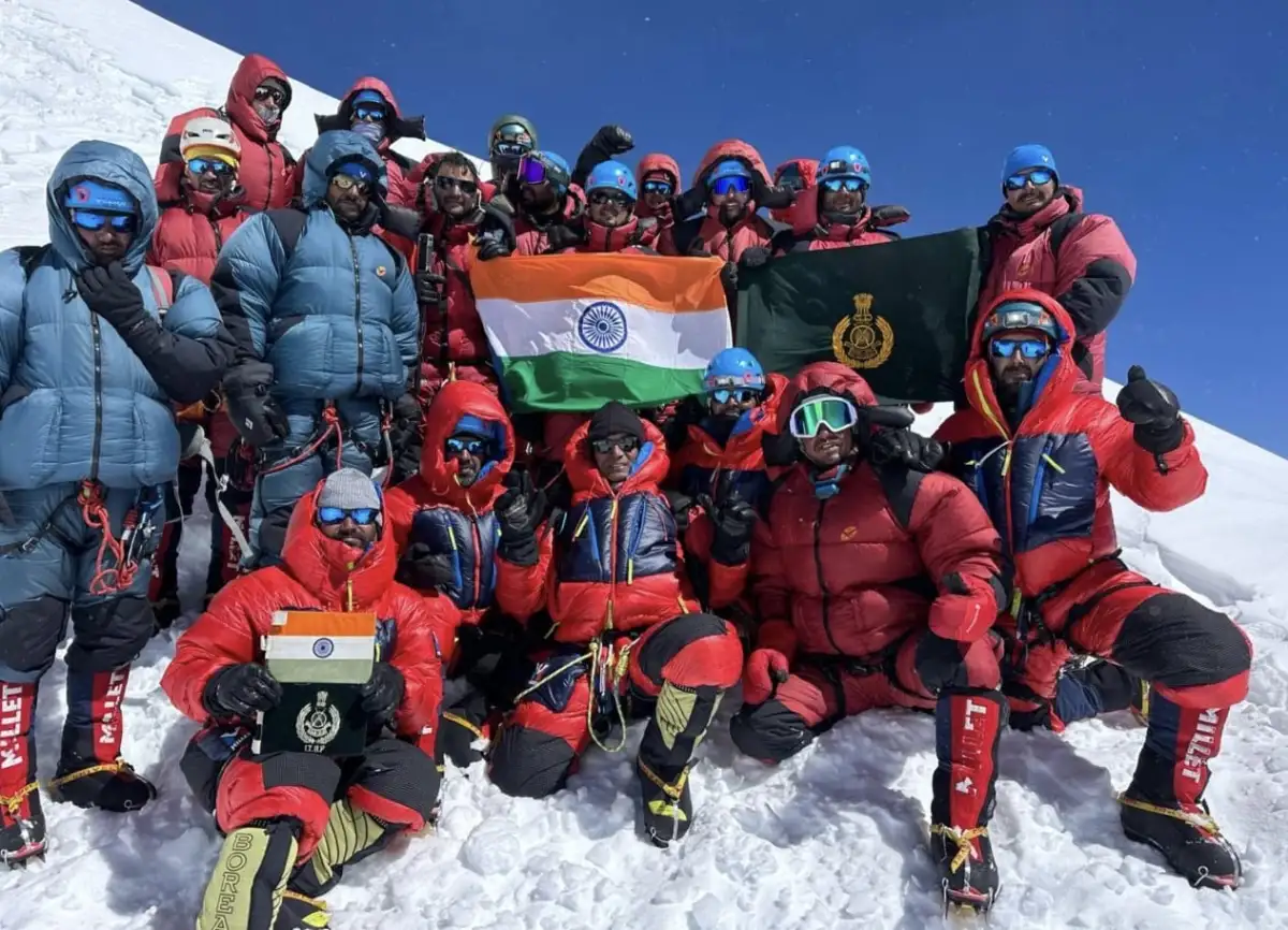माउंट अबी गामिन पर तिरंगा फहराकर परीक्षित शाह ने रचा इतिहास, उपलब्धि माँ नंदा-सुनंदा को समर्पित