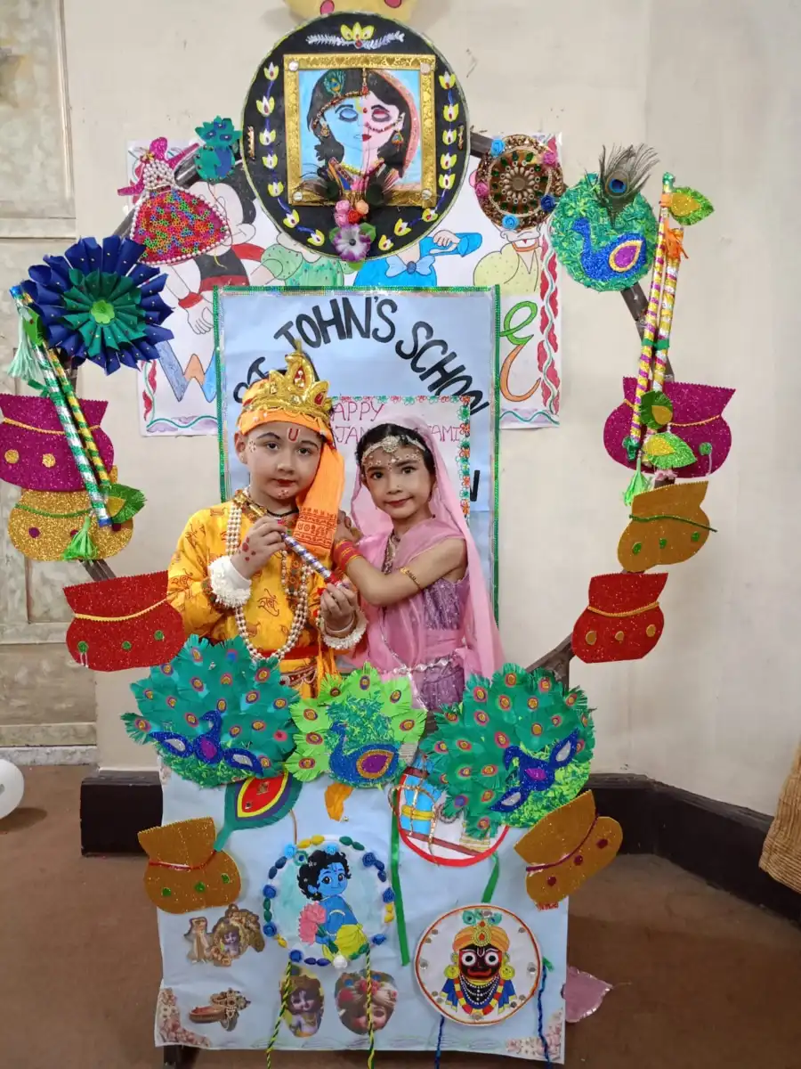 सेंट जॉन्स स्कूल में धूमधाम से मनाई गई श्रीकृष्ण जन्माष्टमी, राधा-कृष्ण के रूप में सजे नन्हे बच्चों ने मोहा मन