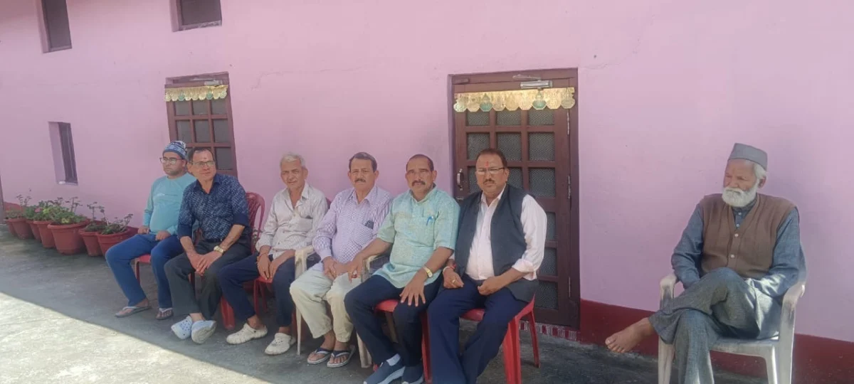 जनसंपर्क में सक्रिय दिखे डॉ. भुवन आर्य, शोकाकुल परिवारों से मिले और विकास योजनाओं पर किया संवाद
